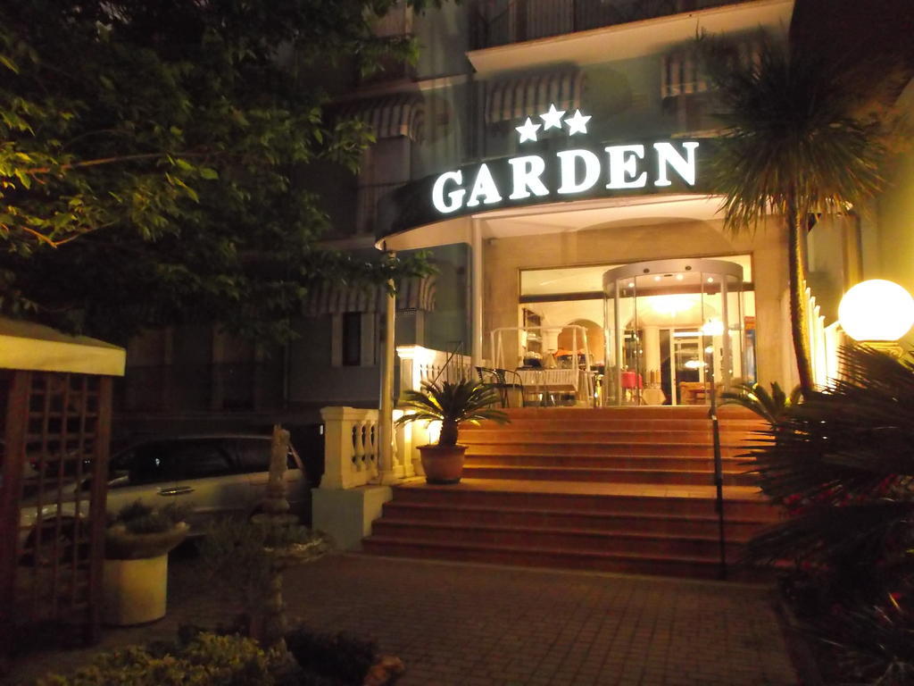 Hotel Garden Cattolica Bagian luar foto