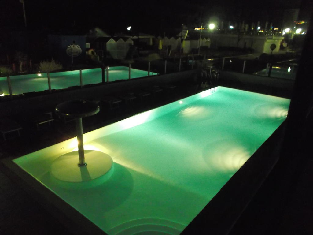 Hotel Garden Cattolica Bagian luar foto