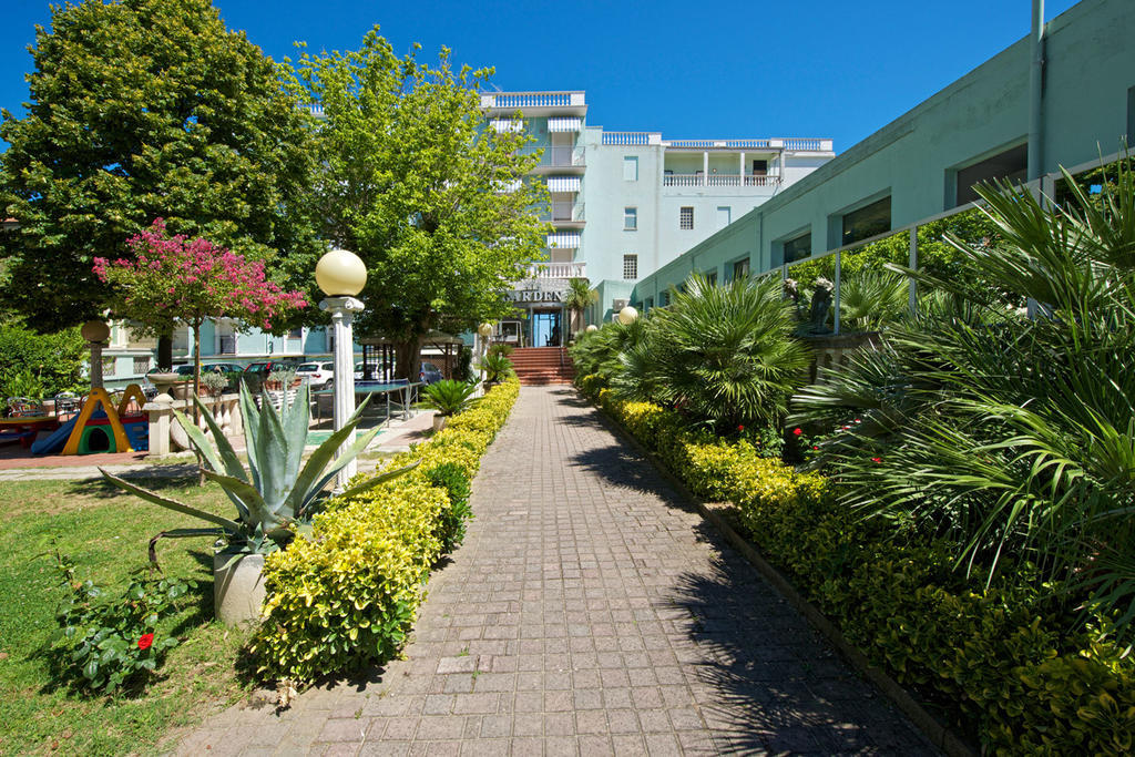 Hotel Garden Cattolica Bagian luar foto