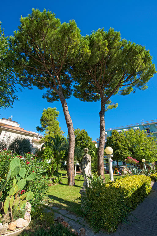 Hotel Garden Cattolica Bagian luar foto