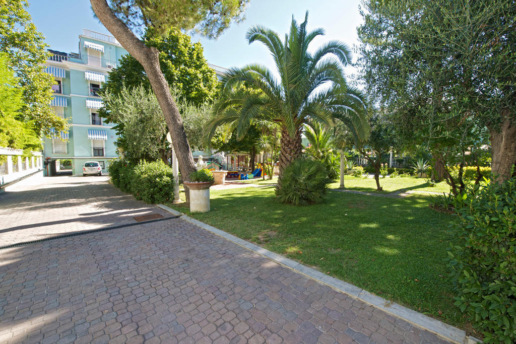 Hotel Garden Cattolica Bagian luar foto