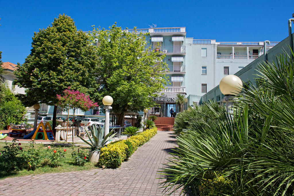 Hotel Garden Cattolica Bagian luar foto