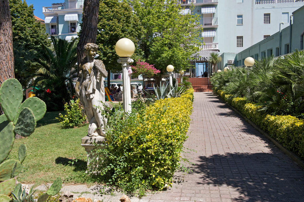 Hotel Garden Cattolica Bagian luar foto