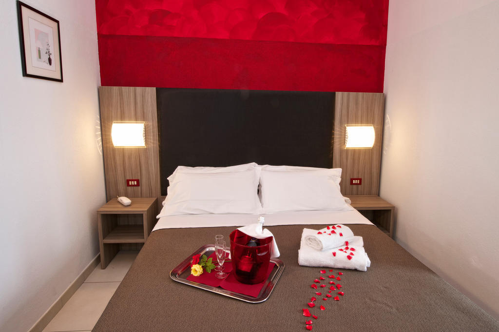 Hotel Garden Cattolica Bagian luar foto