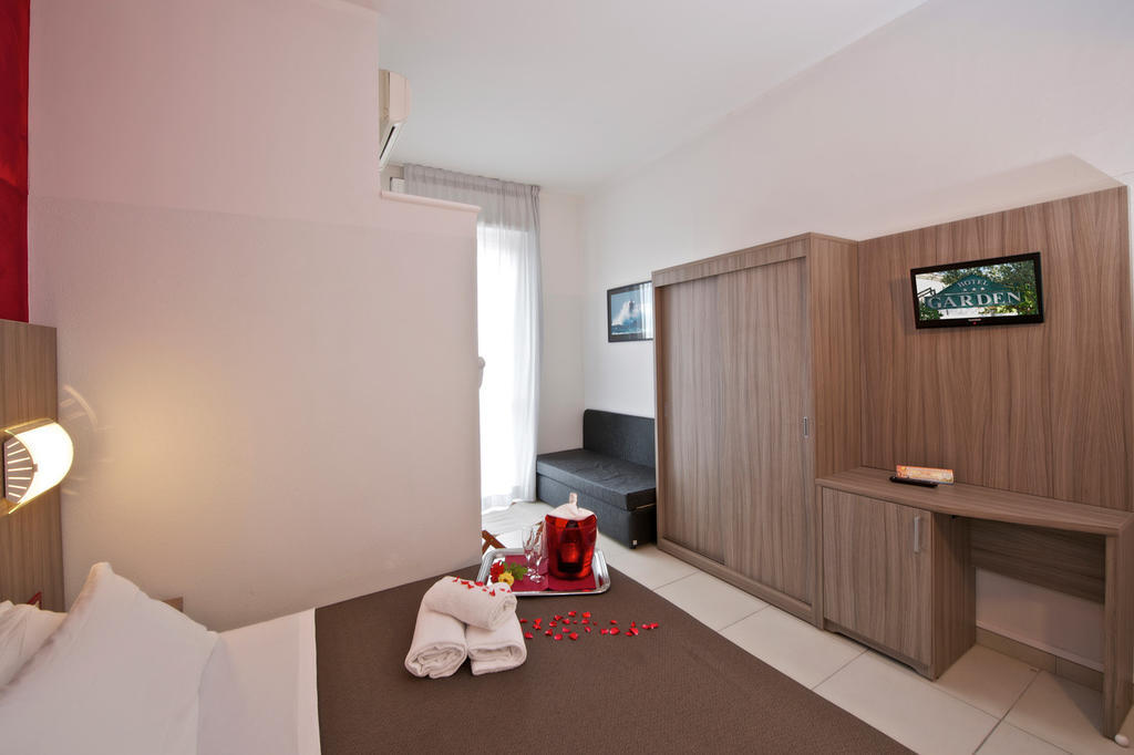 Hotel Garden Cattolica Bagian luar foto